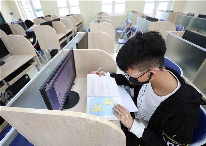 Trong ảnh: Trường THCS Thăng Long (Ba Đình, Hà Nội) bố trí và phân công giáo viên giúp đỡ học sinh tới học trực tuyến tại phòng máy của trường. Ảnh: Thanh Tùng - TTXVN