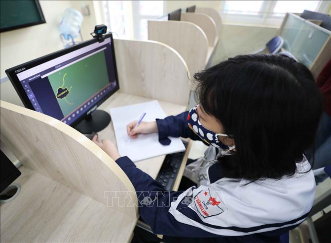 Trong ảnh: Những học sinh không có điều kiện về trang thiết bị phục vụ cho việc học trực tuyến, các nhà trường có thể tổ chức để học sinh tới học tại phòng máy tính của trường song vẫn đảm bảo tuân thủ nghiêm các biện pháp phòng chống dịch. Ảnh: Thanh Tùng - TTXVN