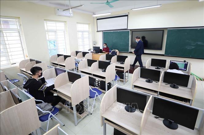 Trong ảnh: Những học sinh không có điều kiện về trang thiết bị phục vụ cho việc học trực tuyến, các nhà trường có thể tổ chức để học sinh tới học tại phòng máy tính của trường song vẫn đảm bảo tuân thủ nghiêm các biện pháp phòng chống dịch. Ảnh: Thanh Tùng - TTXVN