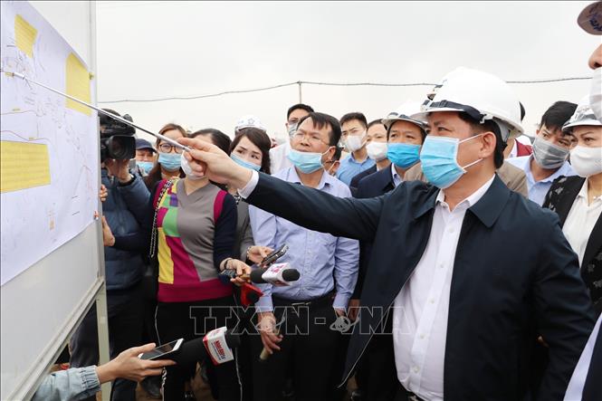 Đoàn công tác kiểm tra tiến độ xây dựng dự án Cao Bồ - Mai Sơn và Mai Sơn – Quốc lộ 45. Ảnh: Đức Phương - TTXVN