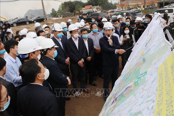 Đoàn công tác kiểm tra tiến độ xây dựng dự án Cao Bồ - Mai Sơn và Mai Sơn – Quốc lộ 45. Ảnh: Đức Phương - TTXVN