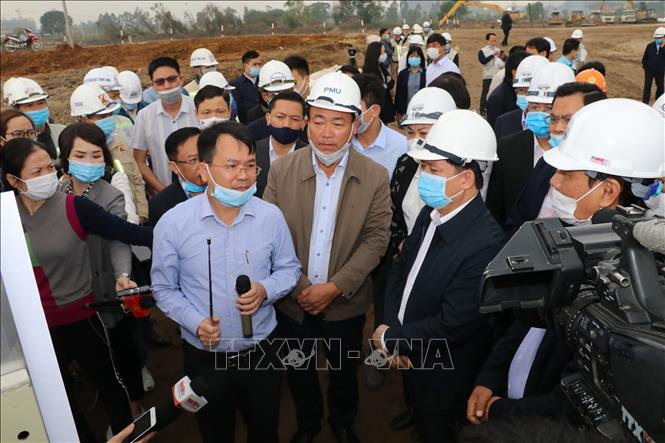 Đại diện nhà thầu báo cáo tiến độ xây dựng dự án Cao Bồ - Mai Sơn và Mai Sơn – Quốc lộ 45. Ảnh: Đức Phương - TTXVN