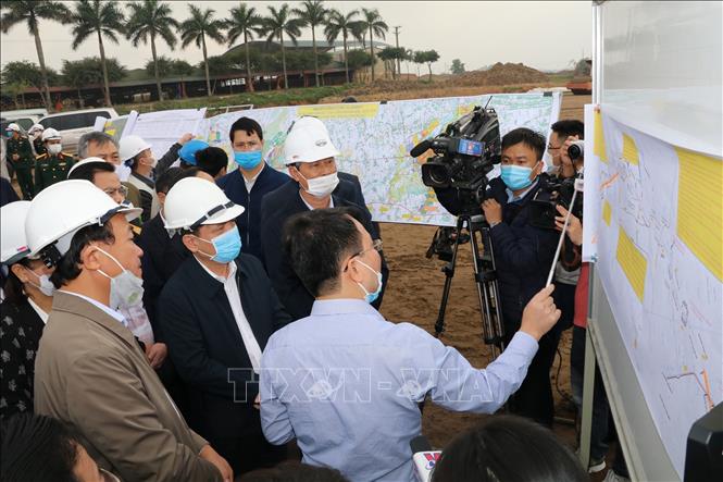 Đại diện nhà thầu báo cáo tiến độ xây dựng dự án Cao Bồ - Mai Sơn và Mai Sơn – Quốc lộ 45. Ảnh: Đức Phương - TTXVN