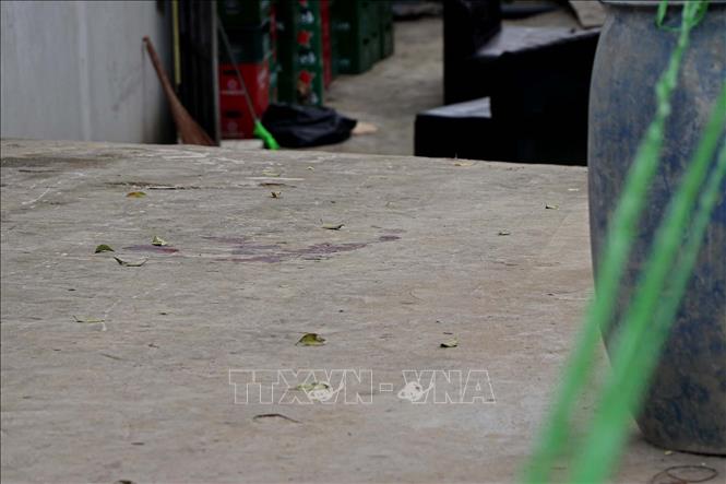 Trong ảnh: Vết máu của nạn nhân tại hiện trường vụ án. Ảnh: Thanh Hải - TTXVN