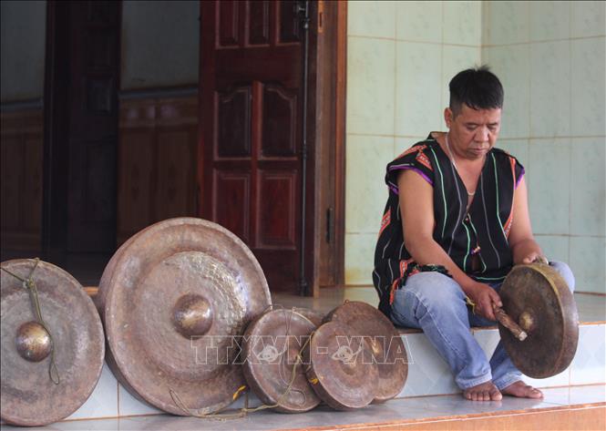 Trong ảnh: Với ý thức gìn giữ văn hóa dân tộc, ông Rơ Mah Chel sở hữu một trong hai bộ cồng chiêng của làng Krêl, xã Ia Krêl, huyện Đức Cơ, Gia Lai. Ảnh: Hồng Điêp - TTXVN 