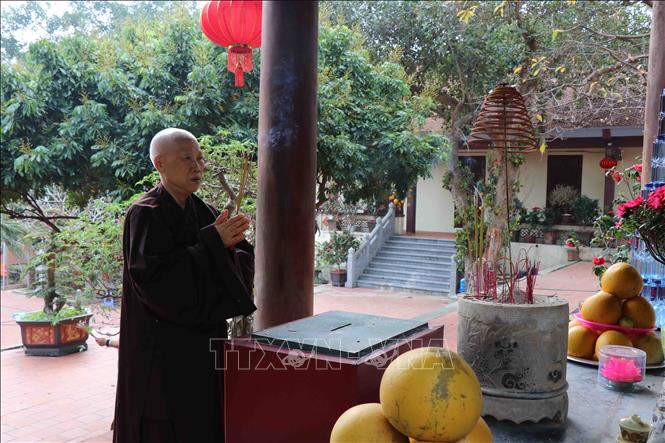 Trong ảnh: Nhà chùa vẫn làm lễ cầu quốc thái dân an trong chùa. Ảnh: Thái Hùng- TTXVN