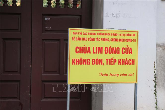 Trong ảnh: Thông báo không đón khách đến lễ chùa và tham quan trong mùa hội Lim 2021. Ảnh: Thái Hùng- TTXVN