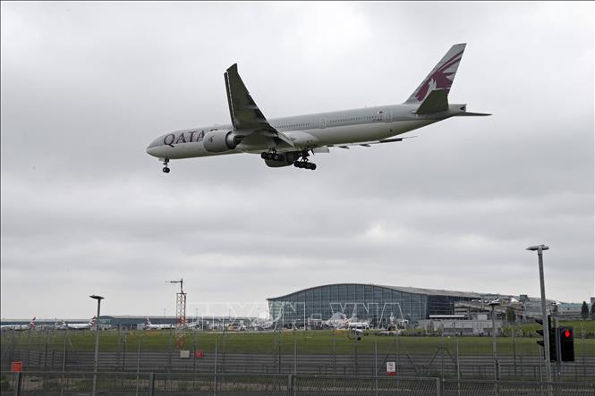 Trong ảnh (tư liệu): Một máy bay Boeing 777 chuẩn bị hạ cánh xuống sân bay Heathrow ở London, Anh. Ảnh: AFP/ TTXVN