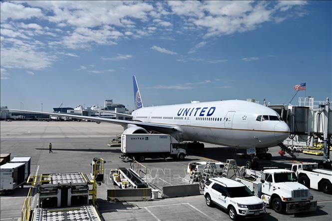 Trong ảnh (tư liệu): Máy bay Boeing 777 của hãng hàng không United Airlines tại sân bay quốc tế Denver, Colorado, Mỹ. Ảnh: AFP/ TTXVN