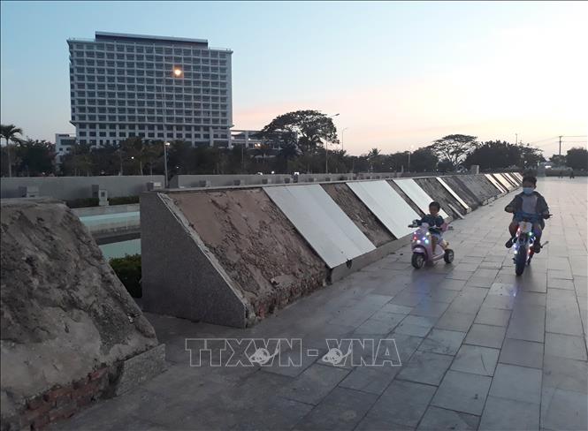 Trong ảnh: Nhiều hạng mục công trình của công viên xuống cấp gây nguy hiểm cho trẻ em khi chơi gần. Ảnh: Nguyễn Thành – TTXVN