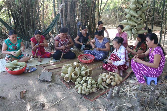 Trong ảnh: Đan đát các sản phẩm nông thôn thu nhỏ tại hộ kinh doanh Diệp Thị Trang. Ảnh: Thanh Hòa -  TTXVN