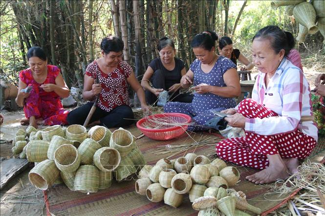 Trong ảnh: Đan đát các sản phẩm nông thôn thu nhỏ tại hộ kinh doanh Diệp Thị Trang. Ảnh: Thanh Hòa -  TTXVN