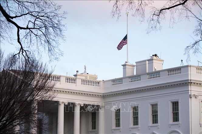 Trong ảnh: Cờ rủ được treo trên nóc Nhà Trắng ở Washington, DC., Mỹ để tưởng niệm 500.000 người dân thiệt mạng trong đại dịch COVID-19 ngày 22/2/2021. Ảnh: AFP/TTXVN