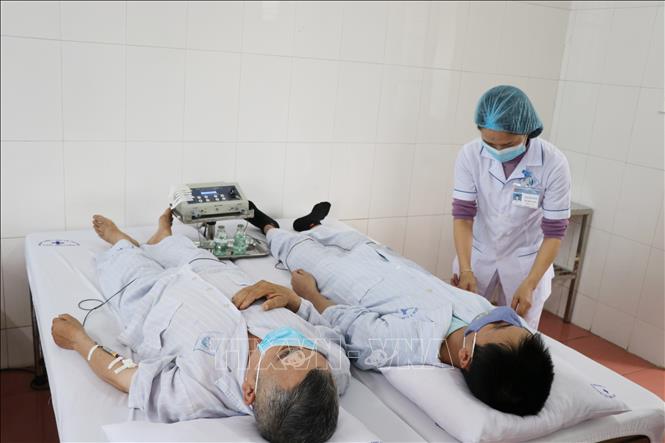 Trong ảnh: Bác sĩ Bệnh viện y học cổ truyền Thái Nguyên thực hiện kỹ thuật laser nội mạch trong điều trị cho bệnh nhân. Ảnh: Hoàng Nguyên - TTXVN