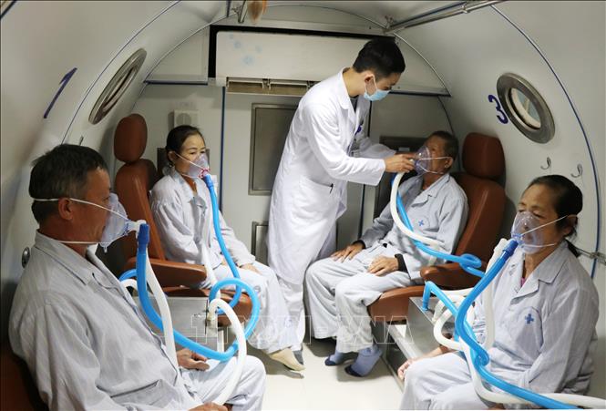 Trong ảnh: Điều trị cho bệnh nhân bằng hệ thống oxy cao áp tại Bệnh viện y học cổ truyền Thái Nguyên. Ảnh: Hoàng Nguyên - TTXVN