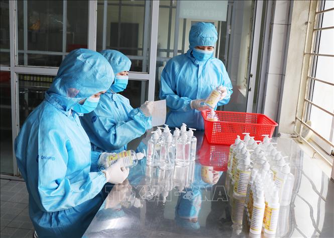 Trong ảnh: Các dược sĩ của Bệnh viện y học cổ truyền Thái Nguyên tự sản xuất dung dịch sát khuẩn để phòng chống dịch bệnh Covid - 19. Ảnh: Hoàng Nguyên - TTXVN