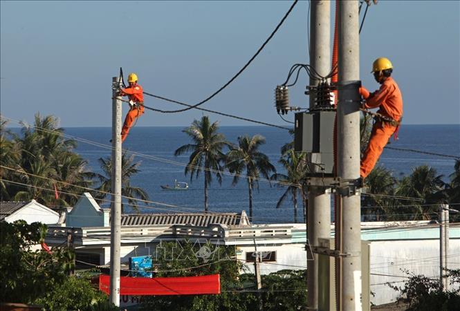 Photo: Workers access Ly Son island, the central province of Quang Ngai to the national electrical grid. VNA Photo: Ngọc Hà 