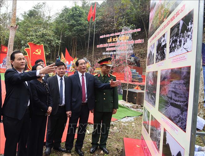 Các đại biểu tham quan, ôn lại lịch sử thành lập Đội Cứu quốc quân 1. Ảnh: Quang Duy – TTXVN