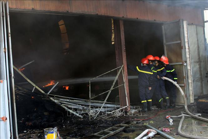 Trong ảnh: Lực lượng Cảnh sát Phòng cháy chữa cháy nỗ lực khống chế đám cháy. Ảnh: Thế Duyệt - TTXVN
