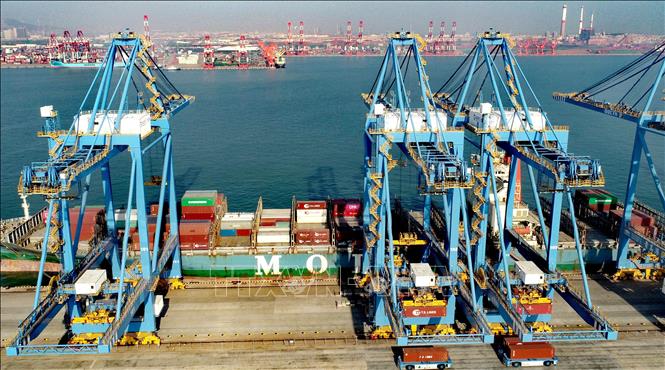 Trong ảnh: Bốc dỡ hàng hóa tại cảng Thanh Đảo, tỉnh Sơn Đông, Trung Quốc, ngày 19/2/2021. Ảnh: THX/ TTXVN