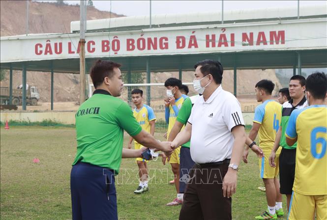 Trong ảnh: Bí thư Thành ủy thành phố Vĩnh Yên Nguyễn Ngọc Bình động viên các cầu thủ Câu lạc bộ bóng đá Hải Nam tại sân tập. Ảnh: Hoàng Hùng - TTXVN