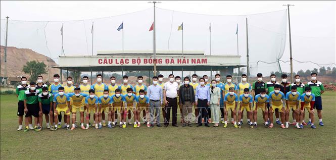 Trong ảnh: Lãnh đạo thành phố Vĩnh Yên cùng các cầu thủ Câu lạc bộ bóng đá Hải Nam tại sân tập. Ảnh: Hoàng Hùng - TTXVN