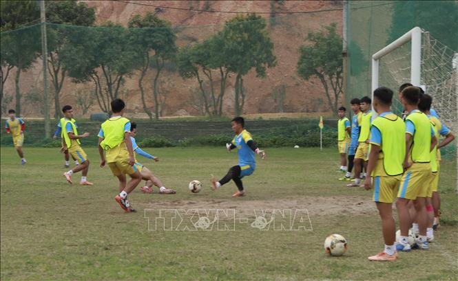 Trong ảnh: Pha tranh bóng của các cầu thủ Câu lạc bộ bóng đá Hải Nam trong một buổi tập. Ảnh: Hoàng Hùng - TTXVN