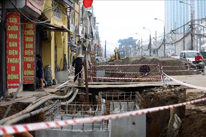 Trong ảnh: Thi công hạng mục thoát nước và hạ tầng kỹ thuật trên đường Minh Khai. Ảnh: Huy Hùng - TTXVN 