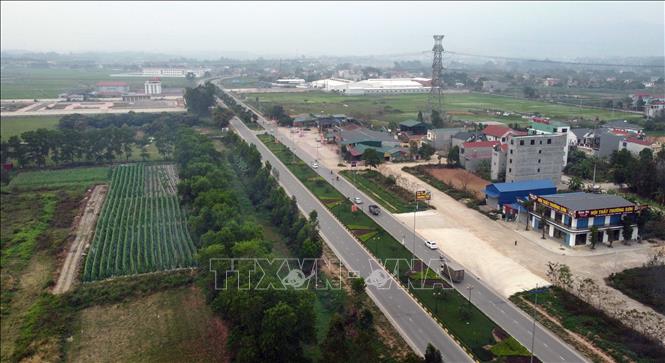 Trong ảnh: Quốc lộ 2B đoạn qua xã Kim Long, huyện Tam Dương, Vĩnh Phúc. Ảnh: Hoàng Hùng - TTXVN