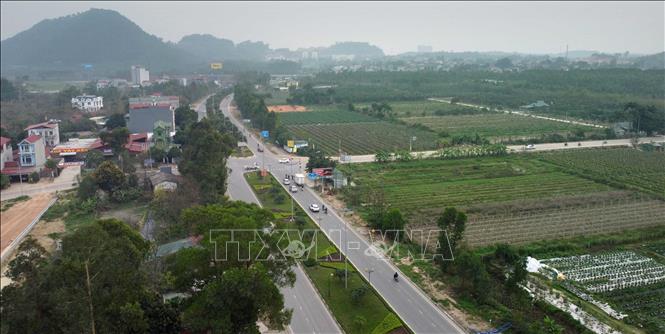 Trong ảnh: Quốc lộ 2B đoạn qua xã Kim Long, huyện Tam Dương, Vĩnh Phúc. Ảnh: Hoàng Hùng - TTXVN
