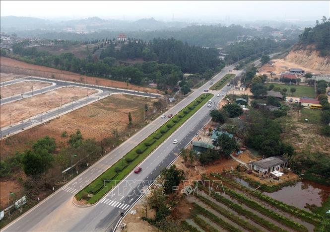 Trong ảnh: Quốc lộ 2B đoạn qua xã Định Trung, thành phố Vĩnh Yên. Ảnh: Hoàng Hùng - TTXVN