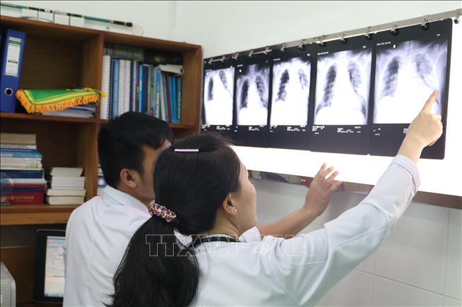 Ngày 23/01/2020 (29 Tết), Bệnh viện Chợ Rẫy xác nhận 2 bệnh nhân COVID-19 đầu tiên là hai cha con người Vũ Hán, Trung Quốc, nơi xuất phát các ca bệnh đầu tiên trên thế giới. Kể từ đó đánh dấu cuộc chiến chống COVID-19 chính thức bắt đầu.Trong ảnh: Các bác sỹ Bệnh viện Chợ Rẫy Thành phố Hồ Chí Minh kiểm tra tình trạng phổi của bệnh nhân Li Ding ngày 30/1. Ảnh: Đinh Hằng – TTXVN