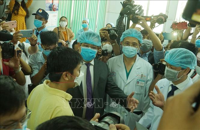 Trong ảnh: Sau 13 ngày điều trị, bệnh nhân Li Zichao (28 tuổi, quốc tịch Trung Quốc) - 1 trong 2 bệnh nhân đầu tiên tại Việt Nam phát hiện nhiễm virus Corona được xuất viện sau 4 lần xét nghiệm âm tính với virus Corona. Ảnh: Đinh Hằng – TTXVN