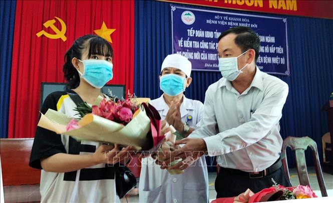 Trong ảnh: Ca nhiễm bệnh viêm đường hô hấp cấp do chủng mới của virus Corona (nCoV) đầu tiên ở Khánh Hòa đã được xuất viện sau 9 ngày (27/1- 4/2/2020) cách ly, điều trị. Ảnh: Phan Sáu - TTXVN
