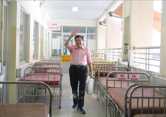 Trong ảnh: Chiều 21/2/2020, bệnh nhân T.K.H (73 tuổi, quốc tịch Mỹ), 1 trong 3 bệnh nhân nhiễm virus Corona tại Thành phố Hồ Chí Minh được xuất viện sau 21 ngày điều trị tại Bệnh viện Bệnh Nhiệt đới Thành phố Hồ Chí Minh. Đây là ca bệnh cuối cùng tại Thành phố được điều trị khỏi bệnh sau khi mắc COVID-19.  Ảnh: Đinh Hằng - TTXVN
