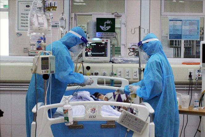 Trong ảnh: Các bác sĩ tích cực điều trị cho các ca bệnh COVID-19 nặng tại Bệnh viện Bệnh Nhiệt đới Trung ương cơ sở 2 (Đông Anh, Hà Nội). Ảnh: Hồng Hà – TTXVN phát