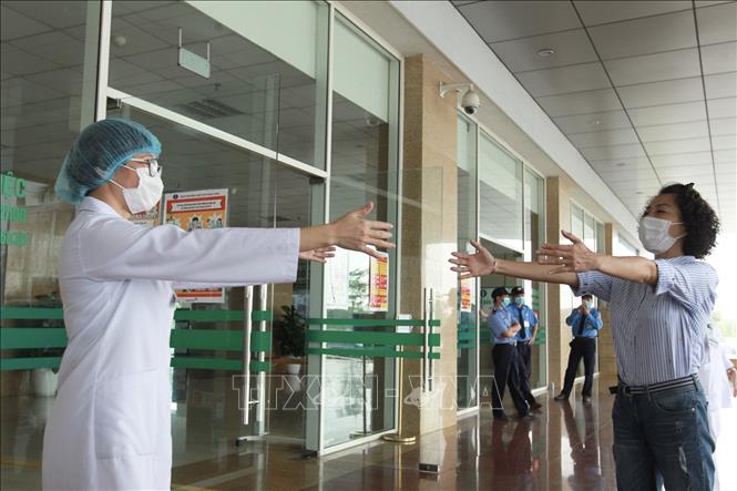 Trong ảnh: Tình cảm của bác sĩ Bệnh viện Bệnh Nhiệt đới Trung ương cơ sở 2 và bệnh nhân trong ngày công bố khỏi bệnh (17/4/2020). Ảnh: Minh Quyết - TTXVN