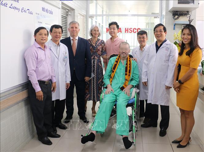 Trong ảnh: Lễ xuất viện cho bệnh nhân 91 (43 tuổi, nam phi công quốc tịch Anh) sau 115 ngày điều trị virus SARS-CoV-2 tại Bệnh viện Chợ Rẫy Thành phố Hồ Chí Minh. Đây là bệnh nhân mắc COVID-19 nặng nhất Việt Nam phải trải qua nhiều giai đoạn điều trị, trong đó có những giai đoạn rơi vào tình trạng “thập tử nhất sinh” nhưng đã được các bác sỹ Việt Nam điều trị hoàn toàn khỏi bệnh. Ảnh: Đinh Hằng-TTXVN