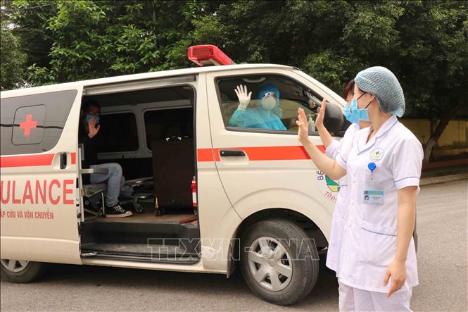 Trong ảnh: Các y, bác sĩ Bệnh viện Đa khoa tỉnh Bắc Ninh đưa bệnh nhân được công bố khỏi bệnh về nhà và tiếp tục bàn giao cho Trung tâm kiểm soát bệnh tật nơi bệnh nhân cư trú theo dõi. Ảnh: Thái Hùng- TTXVN