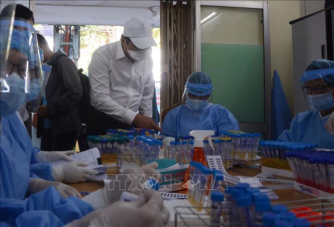 Trong ảnh: Chủ tịch UBND thành phố Đà Nẵng Huỳnh Đức Thơ kiểm tra các quy trình tiếp nhận mẫu xét nghiệm tại Trung tâm Kiểm soát bệnh tật thành phố Đà Nẵng (10/8/2020). Ảnh: Văn Dũng -TTXVN