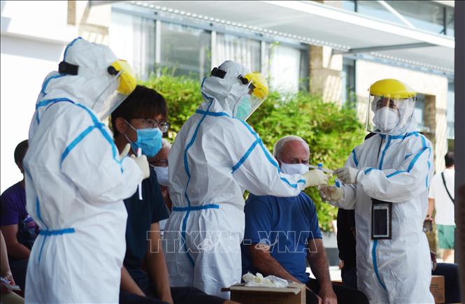 Trong ảnh: Các nhân viên y tế Quận Sơn Trà (Đà Nẵng) tiến hành tổ chức lấy mẫu xét nghiệm cho 2.198 người nước ngoài đang lưu trú tại 7 phường trên địa bàn. Ảnh: Văn Dũng - TTXVN