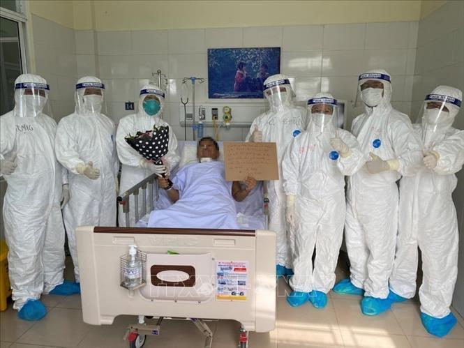 Trong ảnh: Bệnh nhân 582 – bệnh nhân có bệnh lý nặng cảm ơn các bác sĩ bệnh viện Phổi Đà Nẵng đã trực tiếp điều trị trong ngày xuất viện 16/8/2020. Ảnh: TTXVN phát