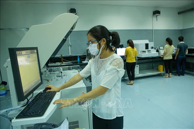 Trong ảnh: Máy xét nghiệm hiện đại được lắp đặt tại Bệnh viện dã chiến Cung thể thao Tiên Sơn. Ảnh: Trần Lê Lâm - TTXVN