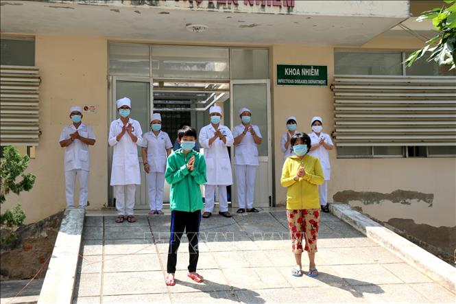 Trong ảnh: 2 bệnh nhân mắc COVID - 19 cuối cùng đã được điều trị và công bố khỏi bệnh tại Bình Thuận. Ảnh: Nguyễn Thanh - TTXVN