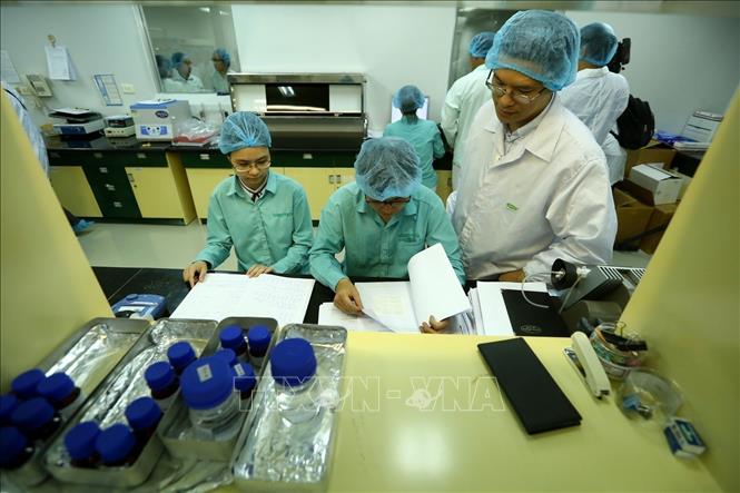 Những ngày cuối năm 2020 người dân đã đón nhận tin vui khi một công ty của Việt Nam đã sản xuất được vắc xin phòng COVID-19. Trong ảnh: Nhóm chuyên gia của Công ty TNHH MTV Vắc xin và sinh phẩm số 1 (Vabiotech) nghiên cứu, điều chế vắc xin phòng dịch. Ảnh: Minh Quyết – TTXVN