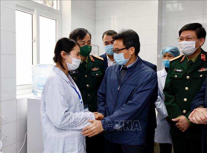 Trong ảnh: Chiều 20/12/2020, Phó Thủ tướng Vũ Đức Đam đến thăm hỏi các tình nguyện viên tiêm thử nghiệm vắcxin Nano Covax ngừa COVID-19 đầu tiên của Việt Nam, đang được theo dõi tại Viện nghiên cứu Y - Dược học quân sự (Học viện Quân y). Ảnh: Dương Giang - TTXVN