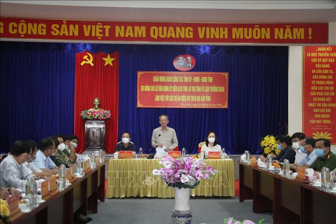 Bí thư Tỉnh ủy Bạc Liêu Lữ Văn Hùng phát biểu tại buổi làm việc với các chủ đầu tư dự án điện gió trên địa bàn tỉnh. Ảnh: Chanh Đa-TTXVN