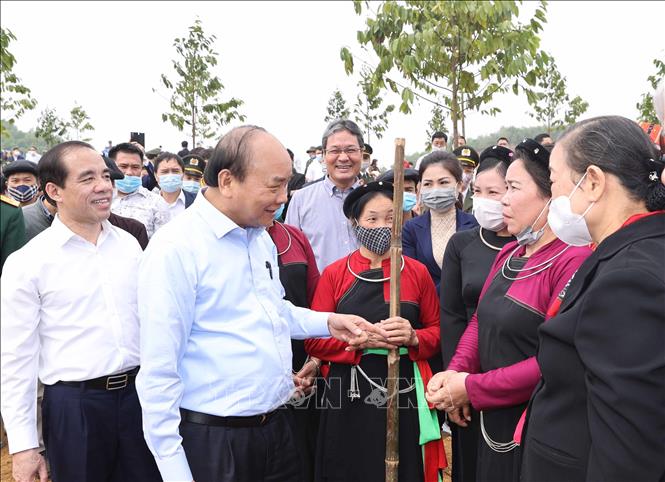 Photo: PM Nguyen Xuan Phuc and local people join in the tree-planting campaign. VNA Photo: Thống Nhất