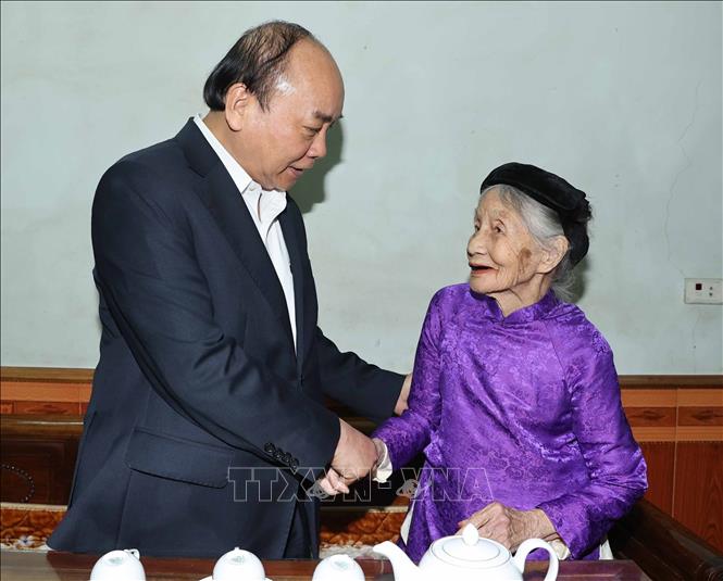 Photo: PM Nguyen Xuan Phuc visits Vietnamese Heroic Mother Cao Thi Co in Tuyen Quang city. VNA Photo: Thống Nhất