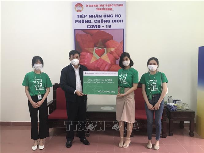 Trong ảnh: UBMTTQ tiếp nhận ủng hộ của Công ty cổ phần giao hàng tiết kiệm Hải Dương. Ảnh: Tiến Vĩnh – TTXVN